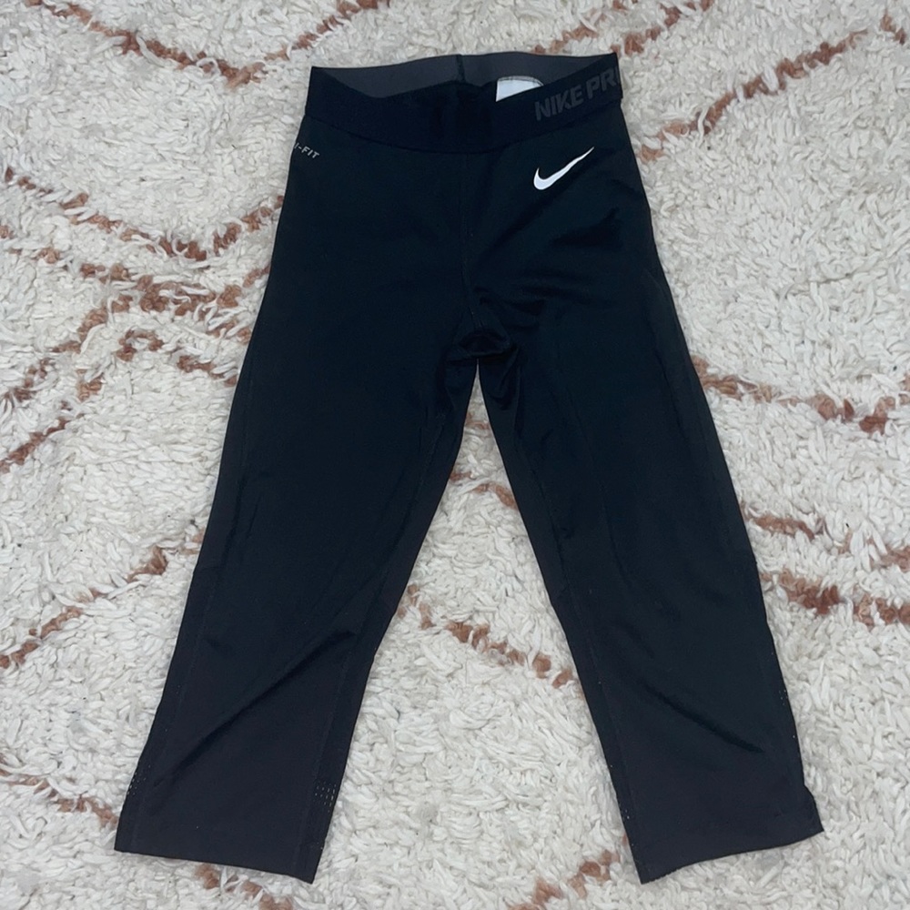 Black Nike Pro Capris, Women’s XS, mesh accent on back calf